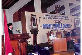 Foto Pidato Sambutan anggota DPRD pada acara Pengambilan Sumpah Jabatan Kepala Daerah Dati II Keb...