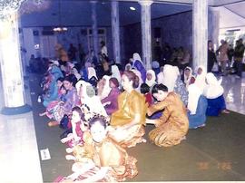 Keluarga mempelai pria duduk bersimpuh di dalam Masjid Agung Kauman Kebumen mengikuti acara akad ...