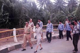 Gubernur Jawa Tengah H. Mardiyanto berjalan bersama Bupati Kebumen Dra. Rustriningsih meninjau ko...