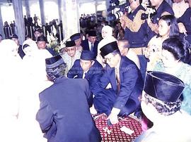 Terlihat Gubernur Jawa Tengah, H. Mardiyanto menjadi saksi pernikahan Bupati Kebumen Dra. Rustrin...