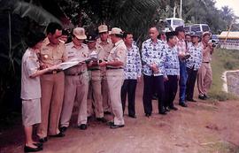 Gubernur Jawa Tengah H. Mardiyanto dan Bupati Kebumen Dra. Rustriningsih melihat daerah terdampak...