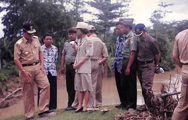 Bupati Kebumen Dra. Rustriningsih mendengarkan arahan Gubernur Jawa Tengah H. Mardiyanto di pingg...