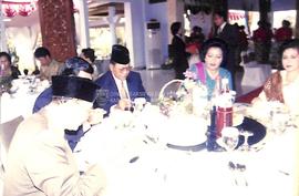 Gubernur Jateng dan istri sedang menikmati sajian makanan bersama tamu VVIP yang lain