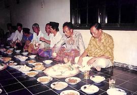 Warga berkumpul dan menikmati hidangan pada acara Kenduri atau syukuran di malam hari (Tampak Kiri)